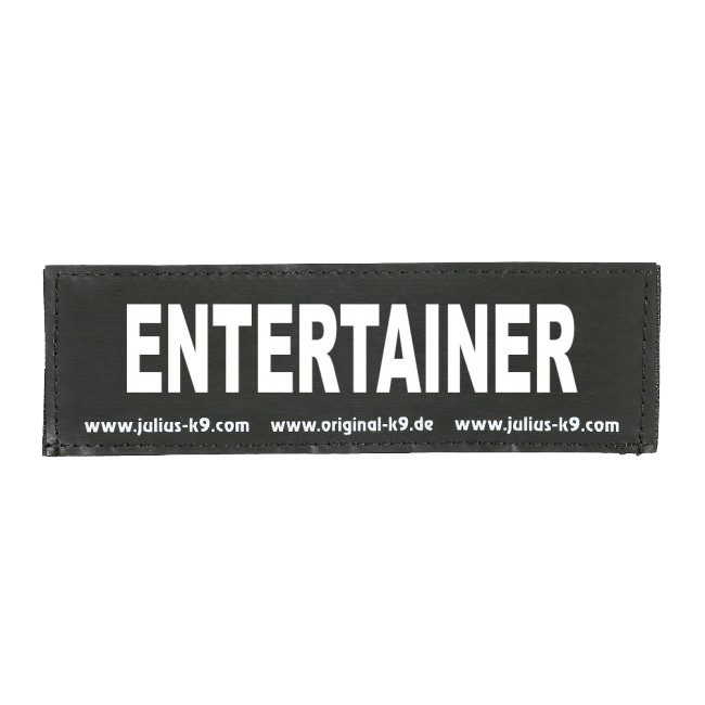 Entertainer label on the dog harness