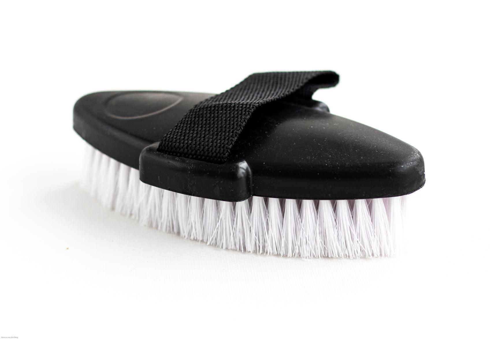 1695 Luxury hard-bristle body brush raspberry/colourless 3 pieces Horse care