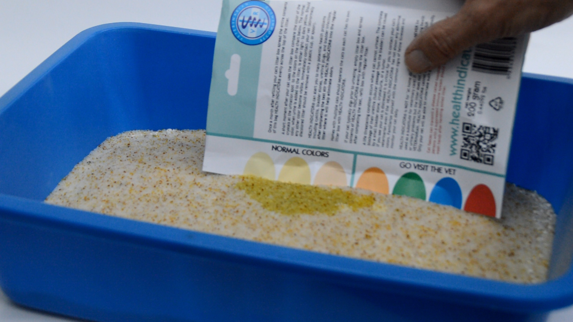 Cat litter with health indicator