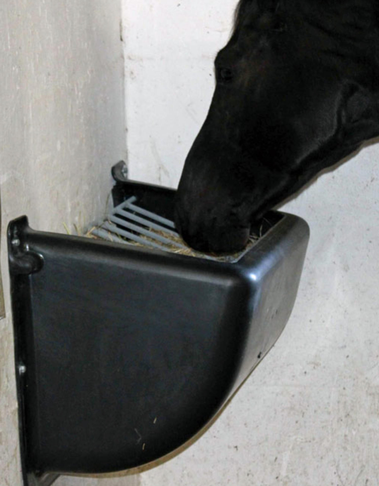 Coal storage slow feeder 140 litres plastic