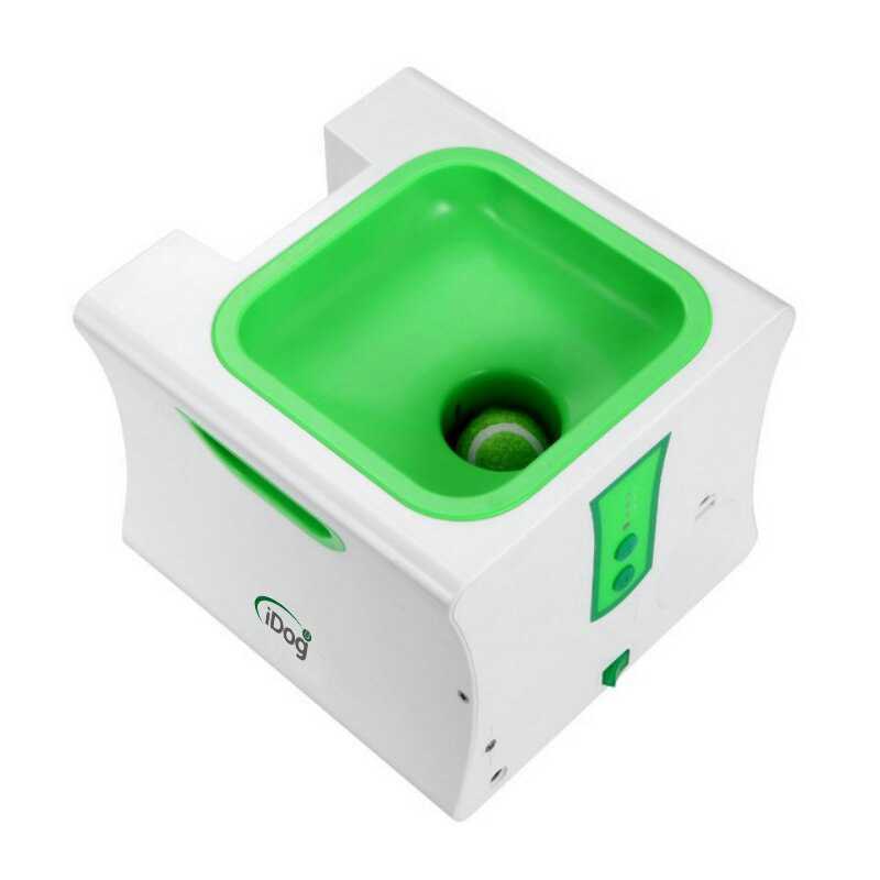 Ball throwing device for dogs