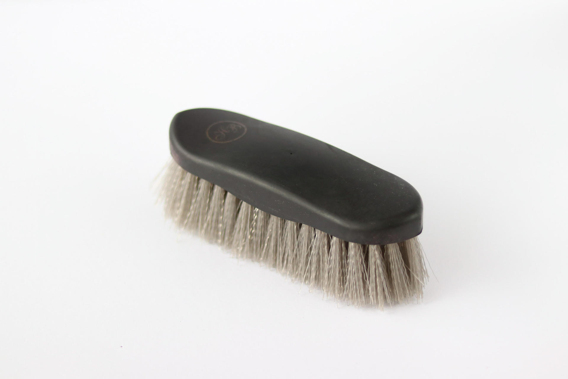 1610 Soft-touch hard bristle brush Horse care