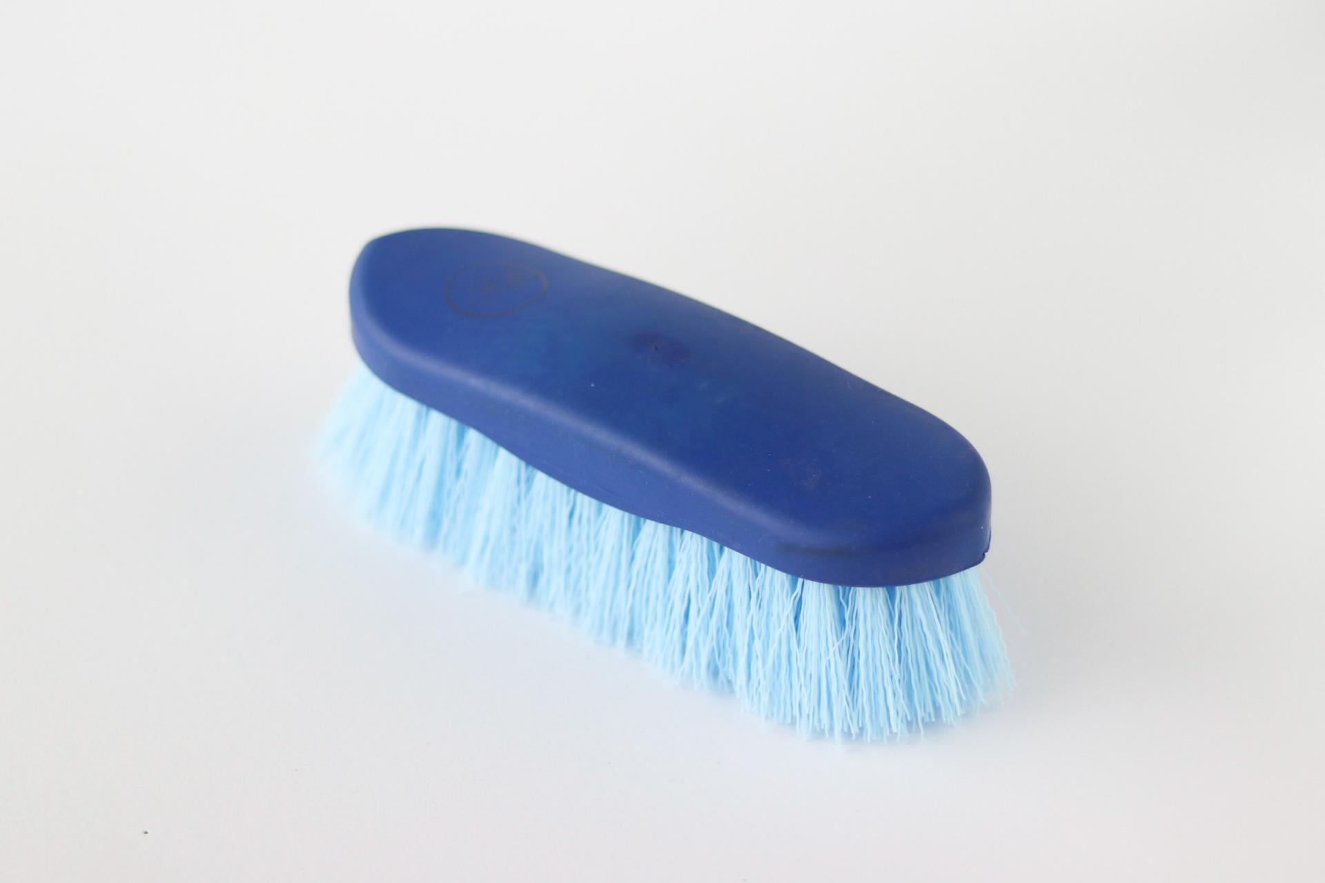 1610 Soft-touch hard bristle brush Horse care