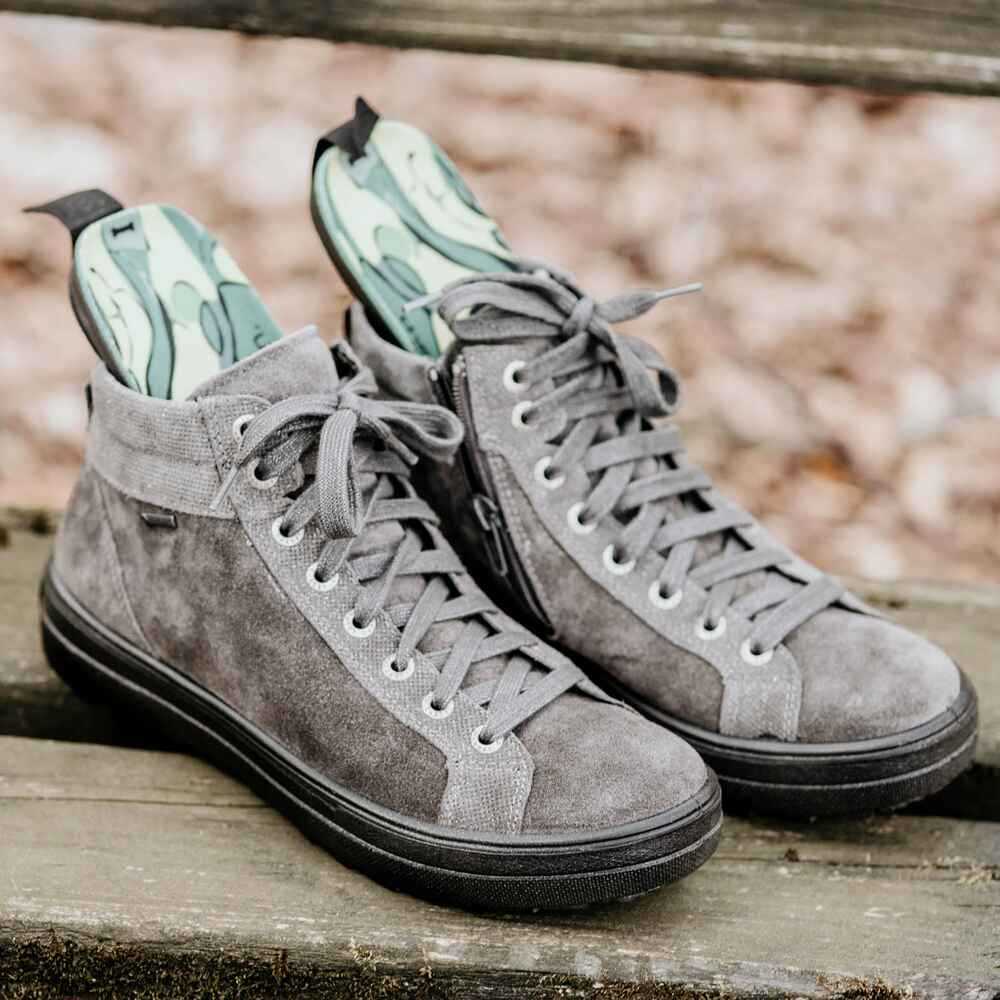 Wireless heated insoles