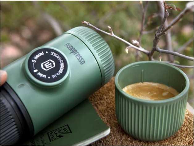 Nanopresso Moss Green travel coffee maker with case