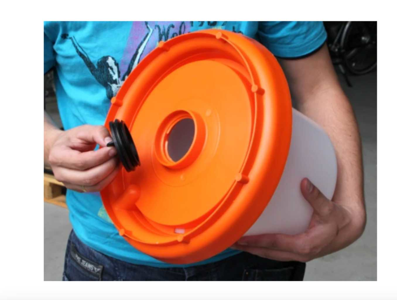 Plug for poultry waterer