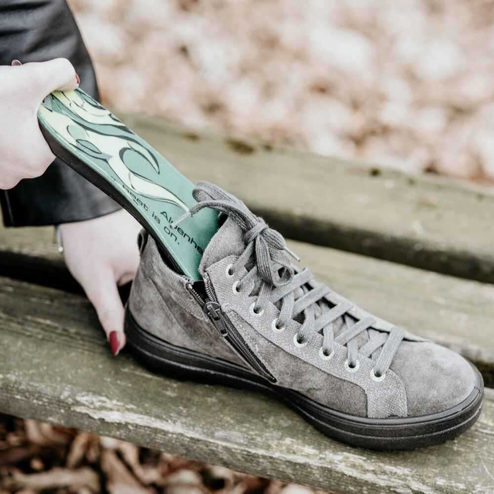 Wireless heated insoles